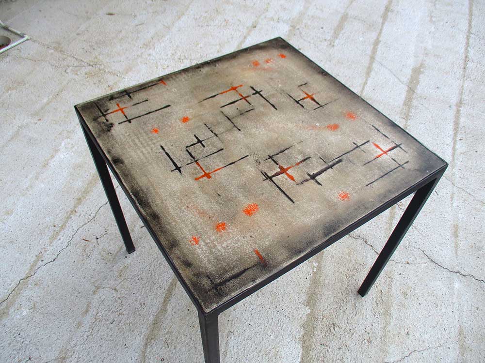 Tavolo in cemento e metallo