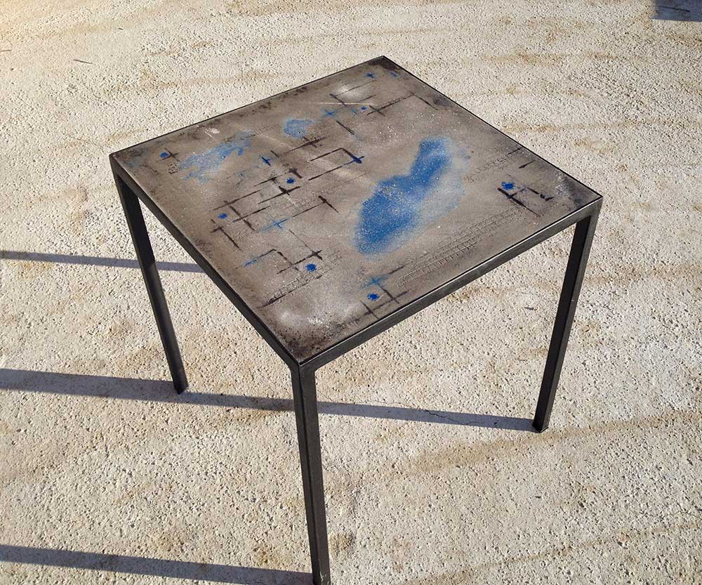 Tavolo in cemento e metallo